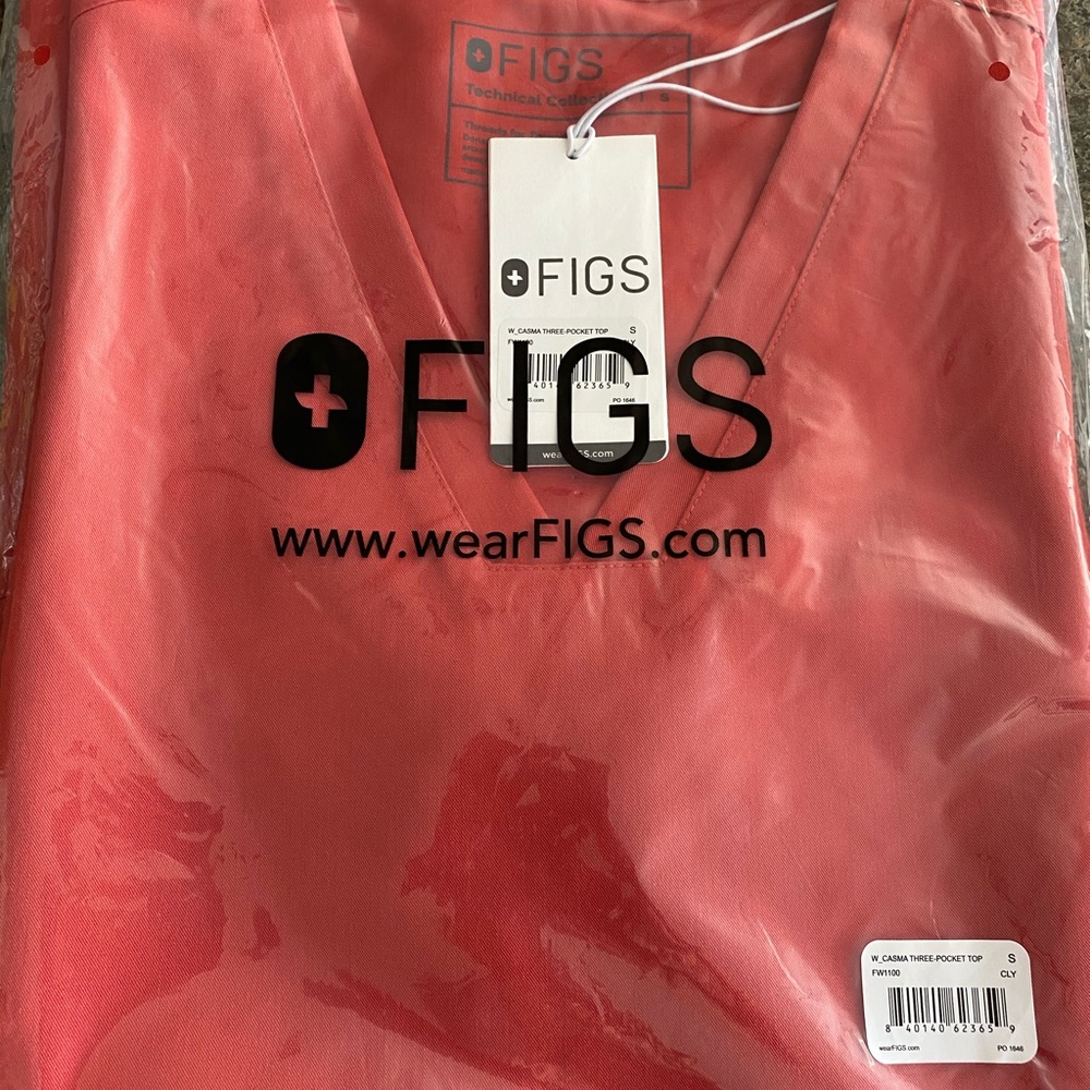 Figs Casma three pocket top